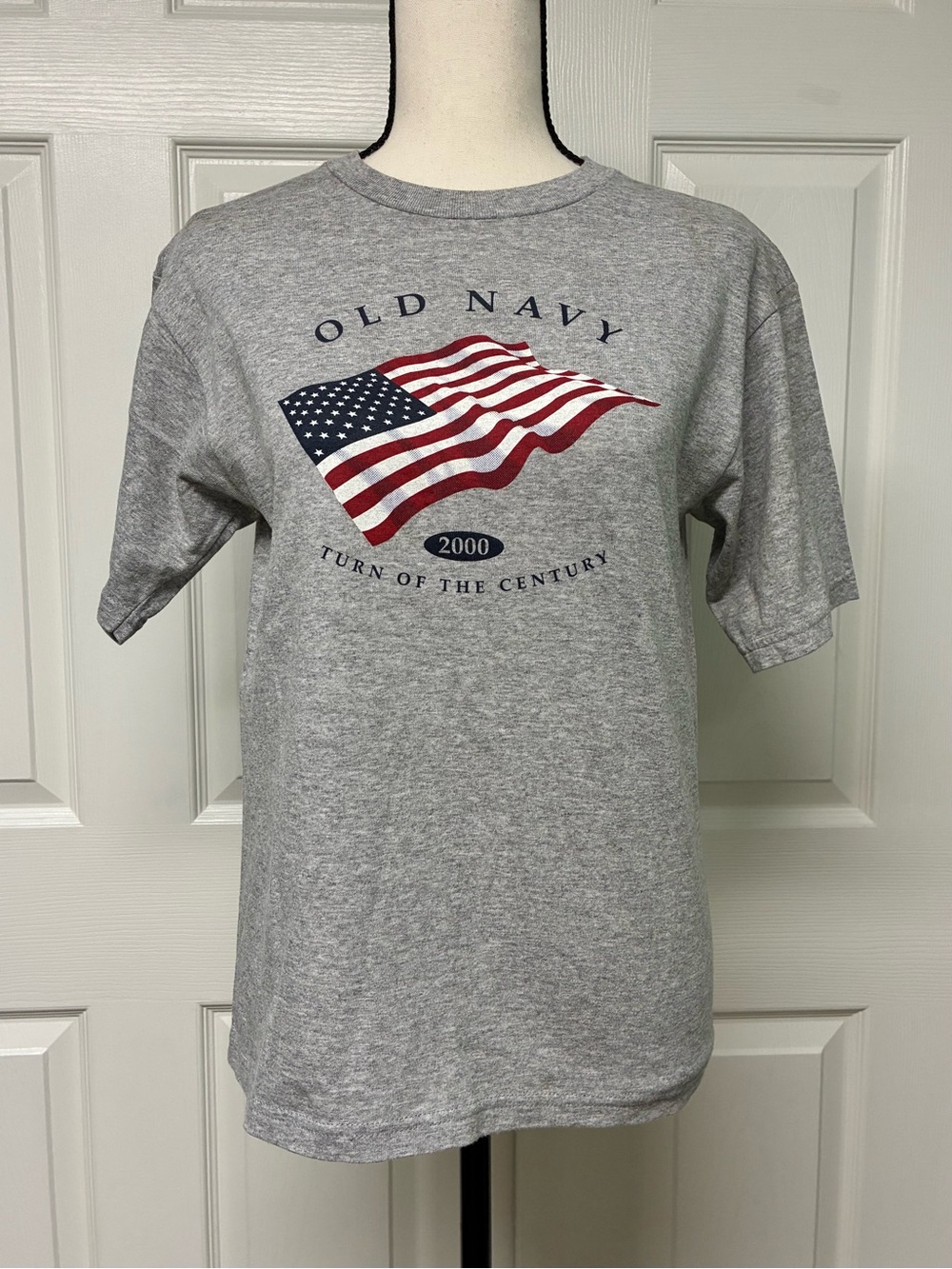 NWOT OLD NAVY “Turn of the Century” 2000 Flag Tee Shirt, Grey. Size M